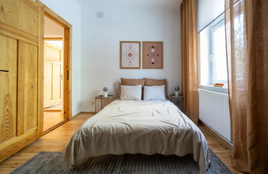 Roomsy Broniewskiego-1