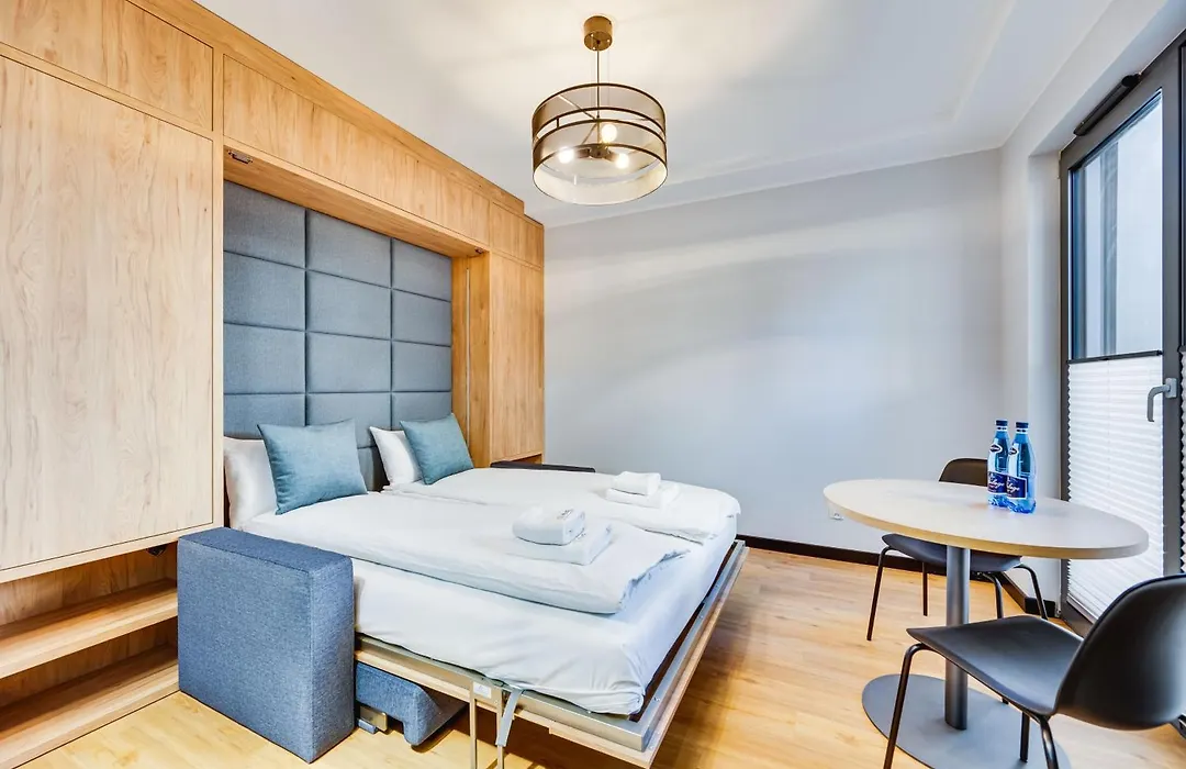 Black & Blue By Oneapartments-1