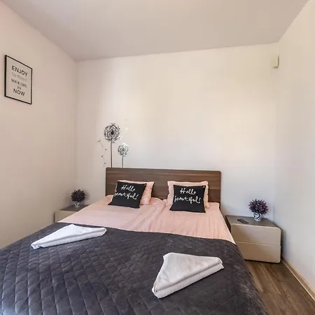 Victus Cozy Apartment With Underground Parking By Noclegi Renters-3