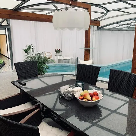 Apartament z prywatnym, krytym basenem-2
