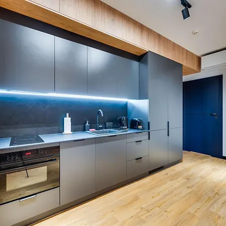 Black & Blue By Oneapartments-3
