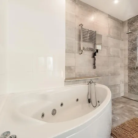 Premium Basement Apartament By Vibe Hostel-2