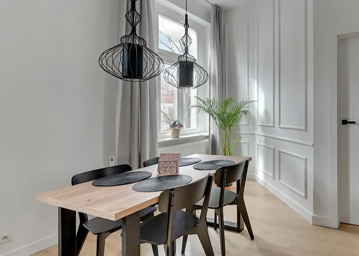 Grand Apartments - Two Bedroom, 6 Person City Center Apartment Sopot